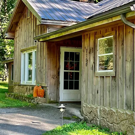 The Hillbilly Hideaway With Hot Tub, Creek, & Outdoor Games Villa